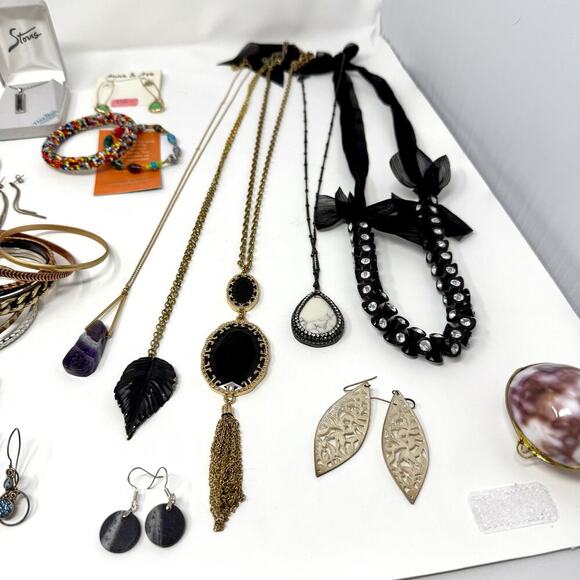 Mixed Jewelry Bundle 25+ Pieces – Necklaces, Bracelets, Earrings Boho, Eclectic - Picture 4 of 6